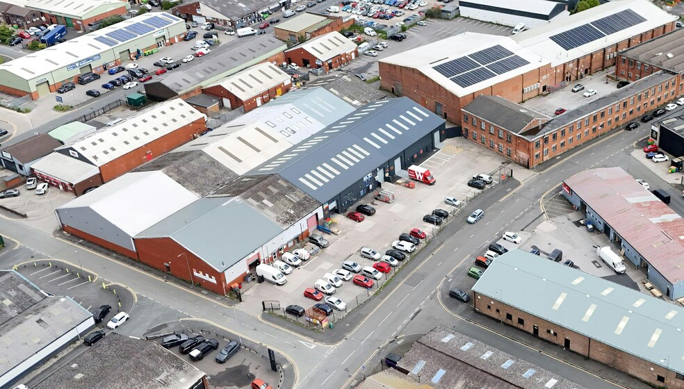 Leeds St, Wigan to rent - Building Photo - Image 2 of 5