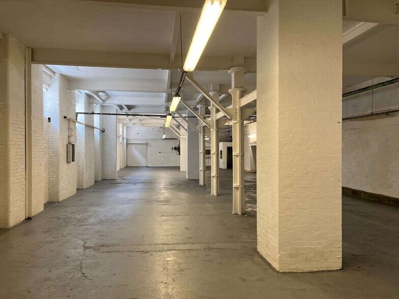 11 Sandown Rd, Watford for sale - Interior Photo - Image 2 of 3