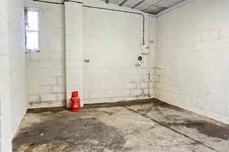 6-8 Brook End, Weston Turville to rent Interior Photo- Image 2 of 2