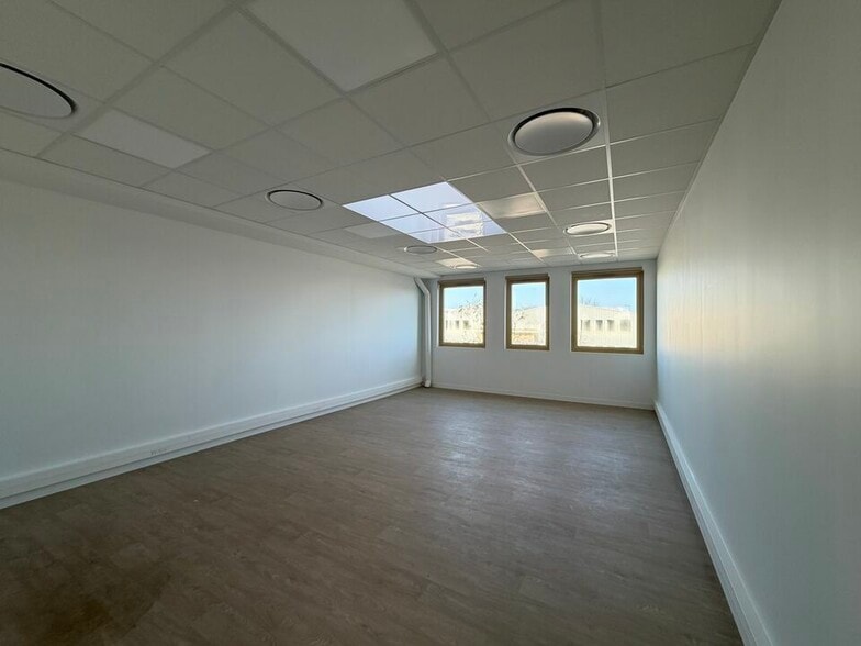 22 Rue Marius Grosso, Vaulx-en-Velin to rent - Interior Photo - Image 3 of 30
