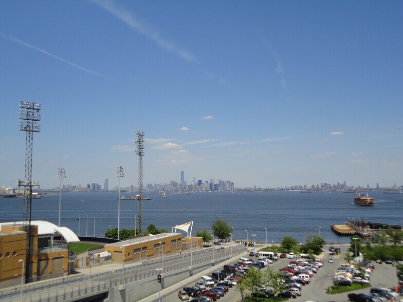 42 Richmond Ter, Staten Island, NY for rent - Building Photo - Image 2 of 9