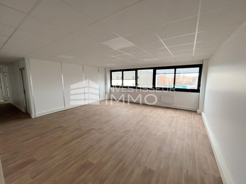 Office in Antony to rent - Interior Photo - Image 2 of 6
