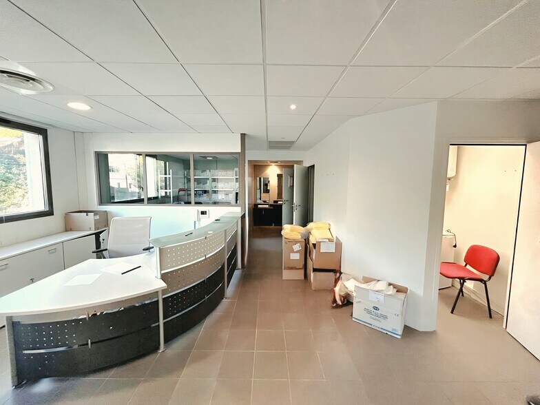 515 Avenue De La Tramontane, La Ciotat for sale - Interior Photo - Image 2 of 5