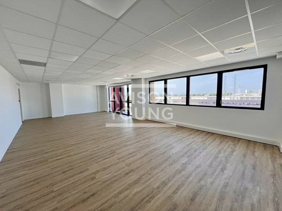 Light Industrial in Bobigny to rent Building Photo- Image 1 of 13