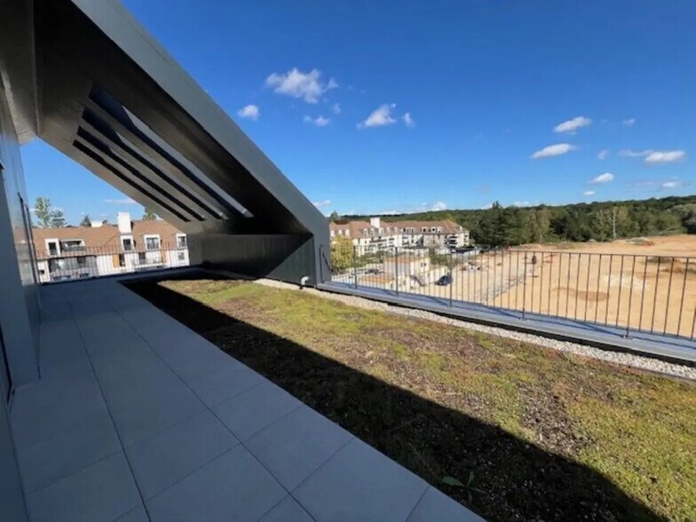 Office in Plaisir to rent - Primary Photo - Image 2 of 8