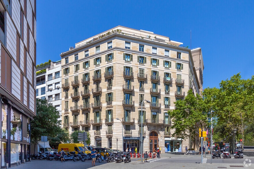 Office in Barcelona, Barcelona to rent - Building Photo - Image 3 of 4