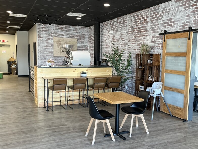 18960 NE 23rd St, Harrah, OK to rent - Interior Photo - Image 3 of 7