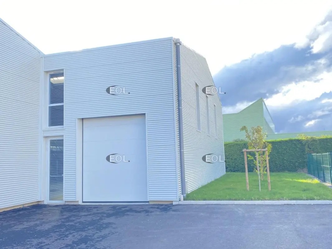 Light Industrial in Chassieu to rent Building Photo- Image 1 of 11