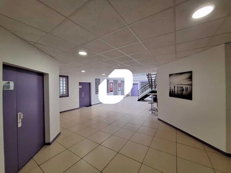 Office in Chilly-Mazarin to rent - Interior Photo - Image 2 of 9