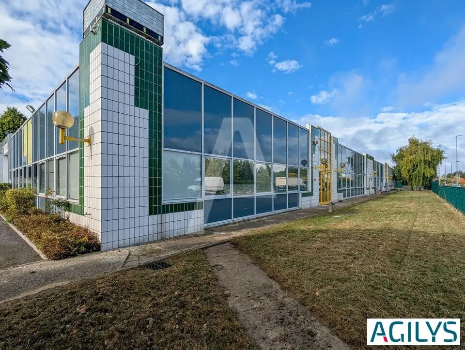 Light Industrial in to rent Building Photo- Image 1 of 14