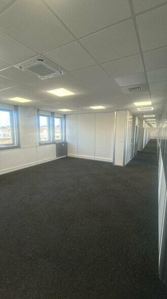 Office in Lyon for sale - Interior Photo - Image 2 of 9