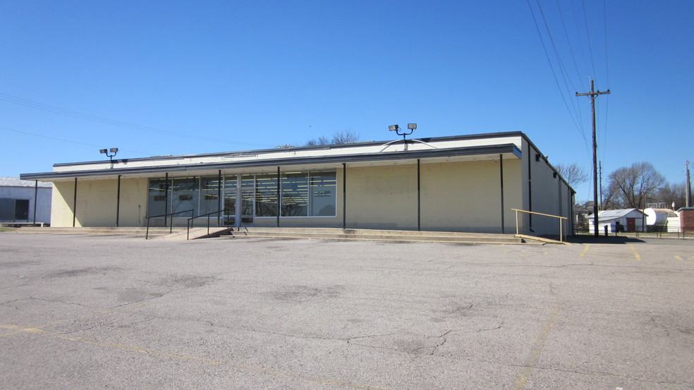 209 S Woody Guthrie St, Okemah, OK for sale - Primary Photo - Image 1 of 1