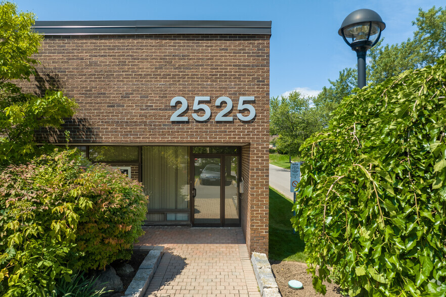 2525 Dunwin Dr, Mississauga, ON for rent - Building Photo - Image 3 of 4