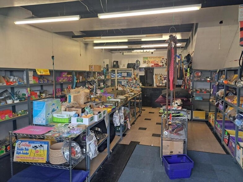 42 Market Sq, Oldham to rent - Building Photo - Image 3 of 8