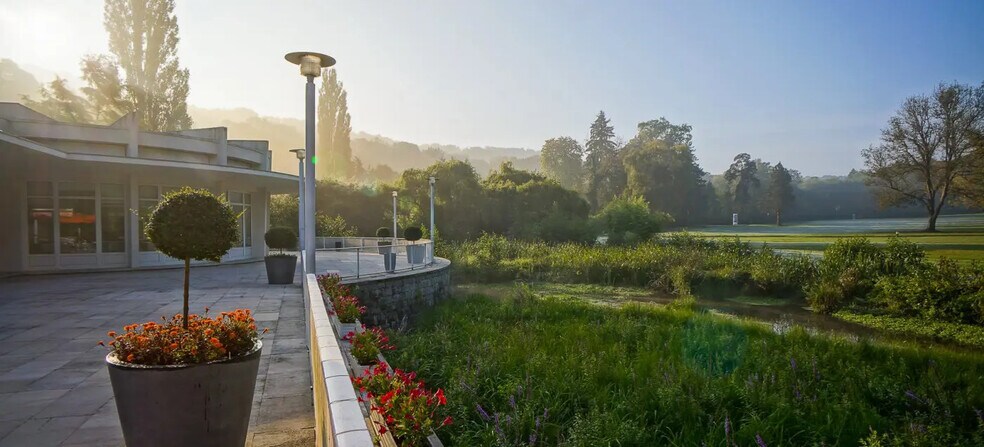 Office in Les Ulis to rent - Building Photo - Image 2 of 5