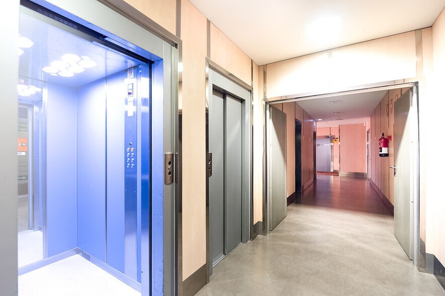 Carrer de Llorenç Agustí Claveria, Lleida, Lérida for sale - Building Photo - Image 3 of 17