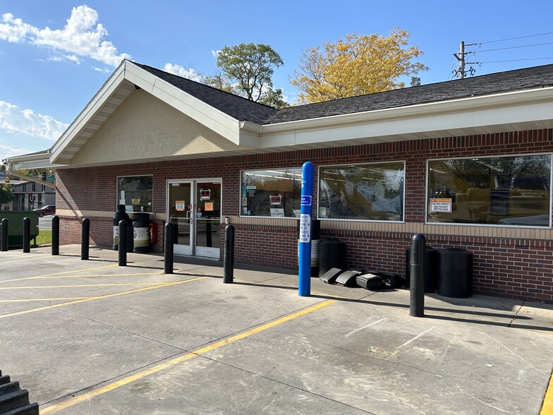 1636 W 4th St, Waterloo, IA for sale - Building Photo - Image 1 of 17