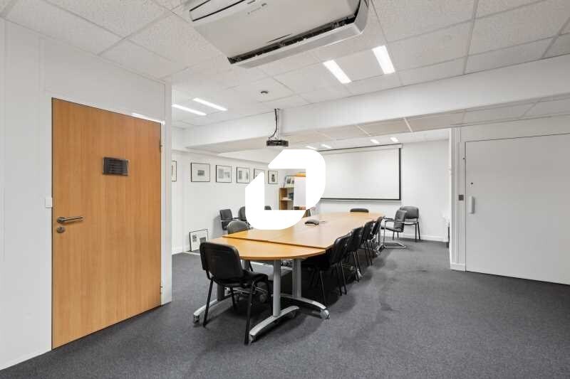 Office in Nanterre for sale - Building Photo - Image 2 of 21