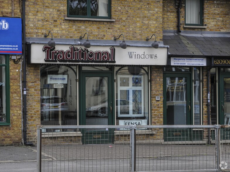 321 Hornchurch Rd, Hornchurch to rent - Building Photo - Image 3 of 11