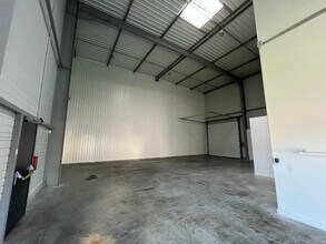 Light Industrial in Neuville-sur-Saône to rent Interior Photo- Image 2 of 11