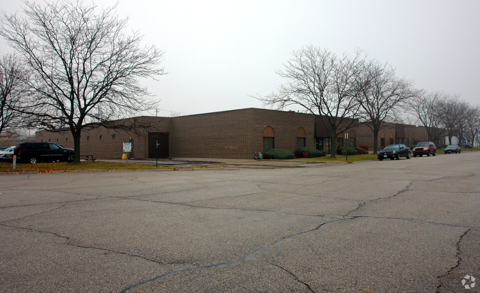 900-926 Estes Ave, Schaumburg, IL for rent - Primary Photo - Image 1 of 5