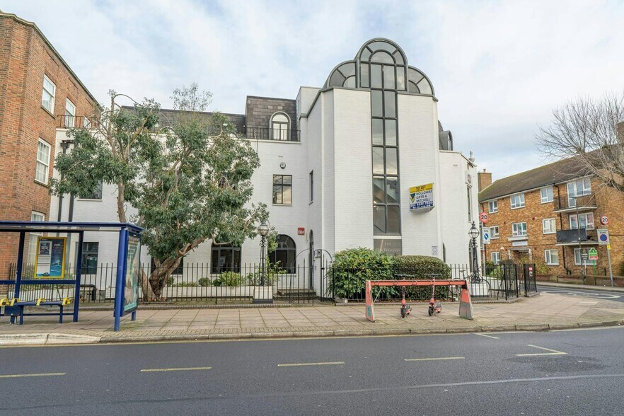 7 Kings Rd, Southsea to rent - Building Photo - Image 2 of 24