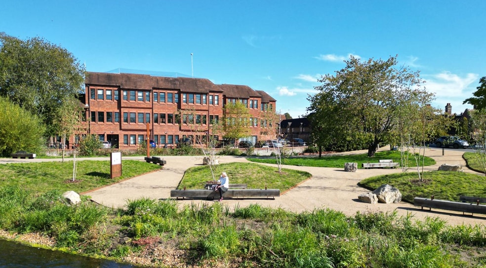 123 Castle St, Salisbury to rent - Building Photo - Image 1 of 19