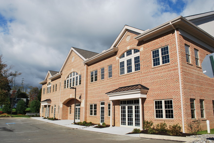 400 Old Forge Ln, Kennett Square, PA for rent - Building Photo - Image 3 of 9