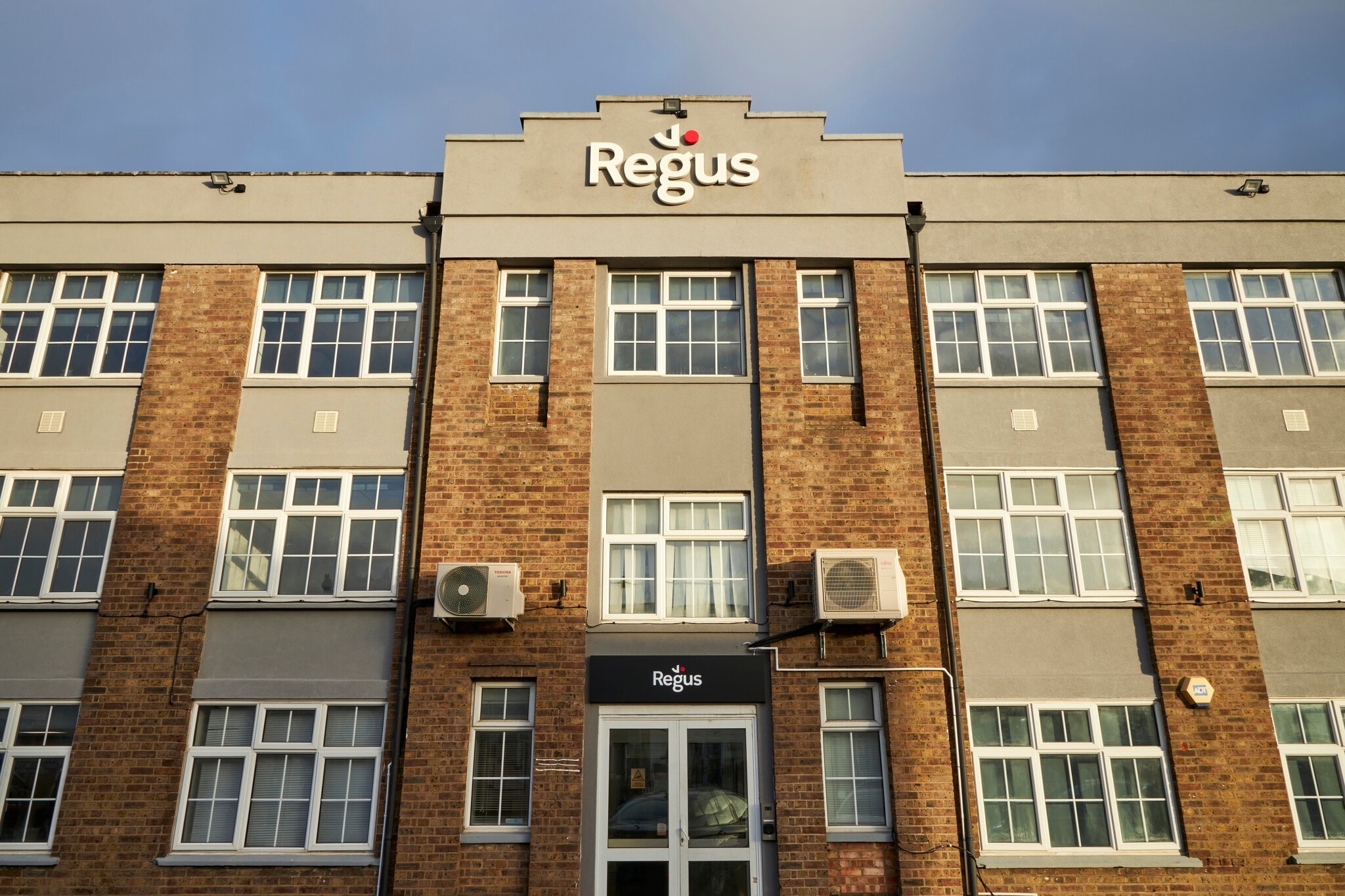 5 Wadsworth Rd, Greenford to rent Building Photo- Image 1 of 7