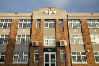 5 Wadsworth Rd, Greenford to rent Building Photo- Image 1 of 7