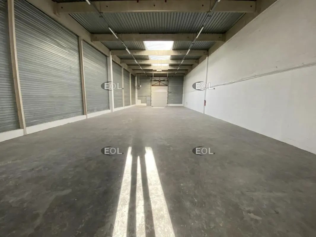 Light Industrial in Coignières to rent Interior Photo- Image 1 of 4