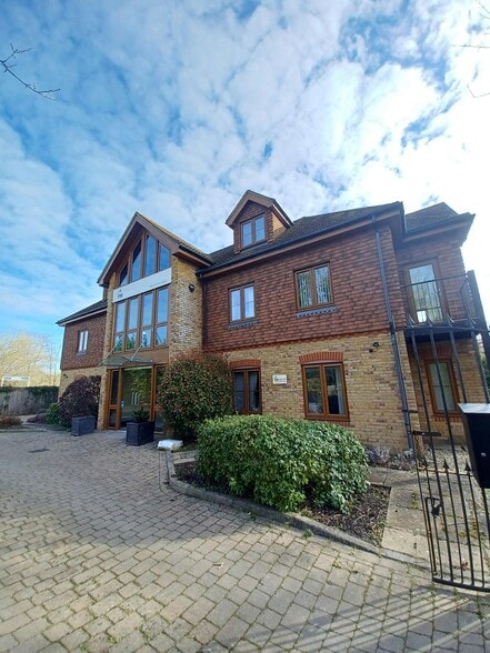 Church Rd, Leatherhead to rent - Building Photo - Image 3 of 13