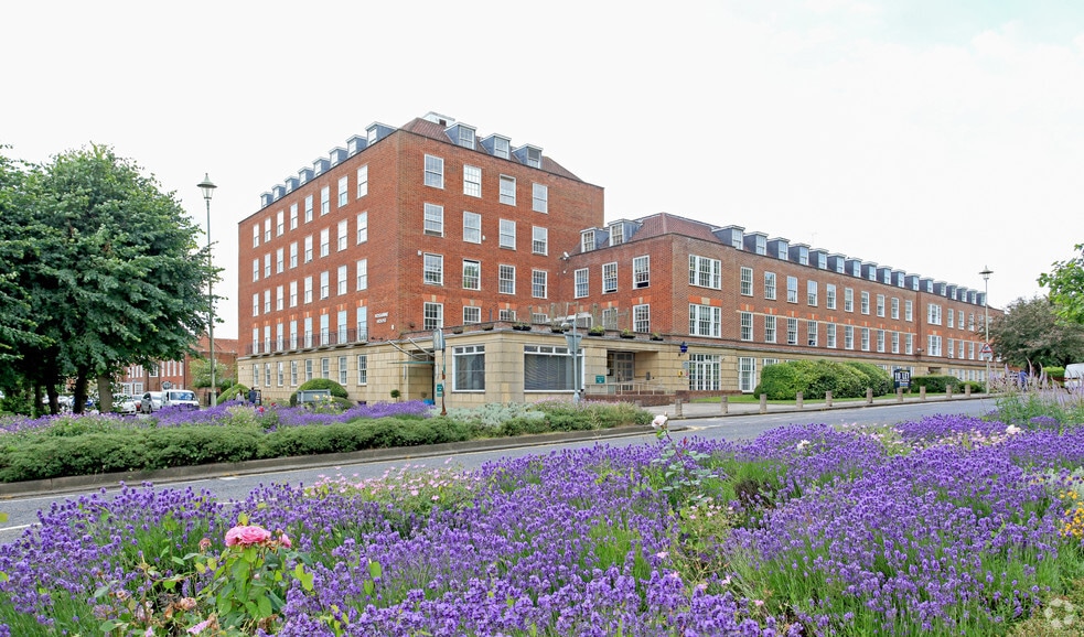 Parkway, Welwyn Garden City to rent - Building Photo - Image 2 of 5