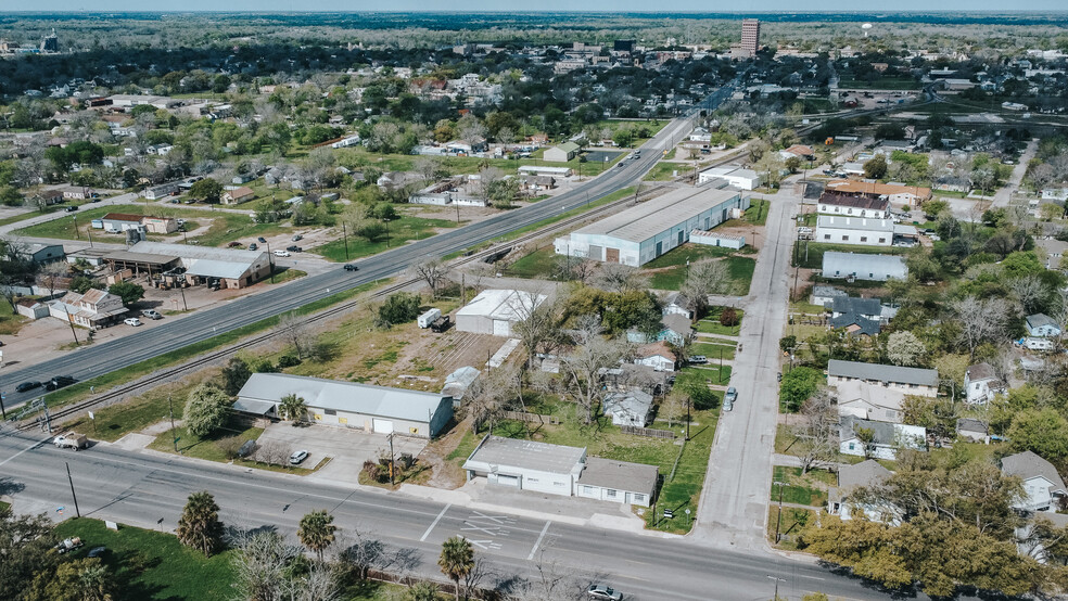 305 N Laurent St, Victoria, TX for rent - Building Photo - Image 2 of 44