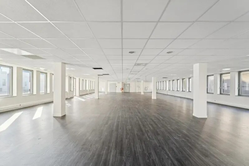 Office in Clichy to rent - Building Photo - Image 2 of 7