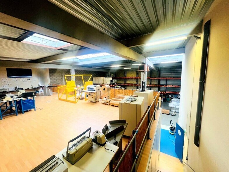 Light Industrial in Trappes for sale - Interior Photo - Image 3 of 7