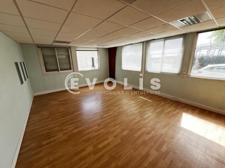 Office in Wissous to rent - Interior Photo - Image 1 of 12