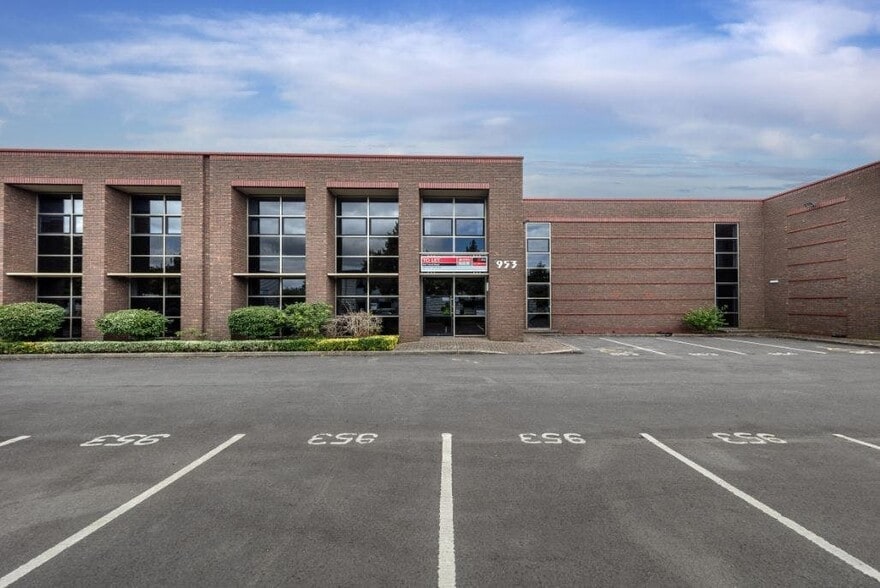 950-955 Yeovil Rd, Slough to rent - Building Photo - Image 2 of 10