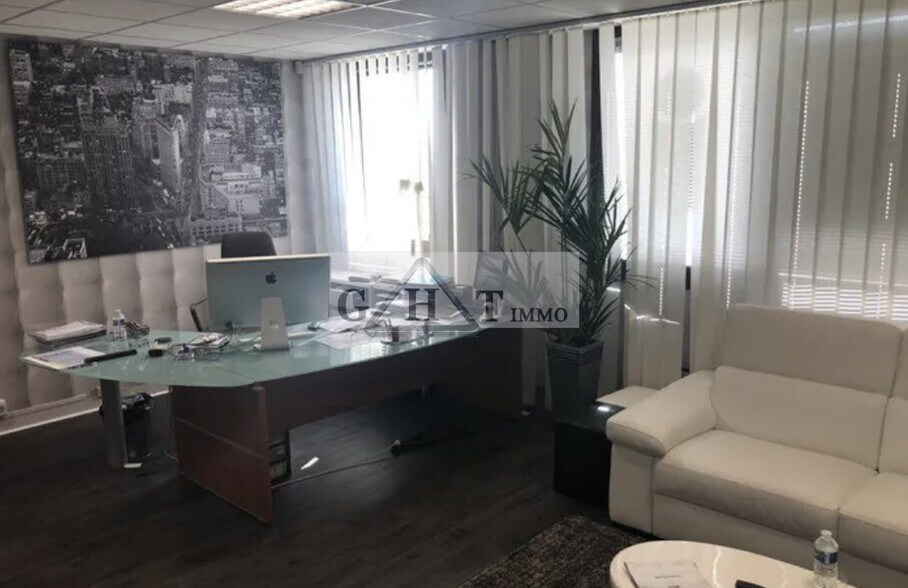 Office in Osny for sale - Interior Photo - Image 2 of 2