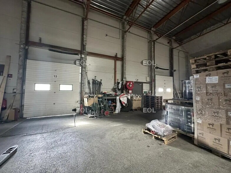 Industrial in Vitrolles to rent - Building Photo - Image 3 of 5