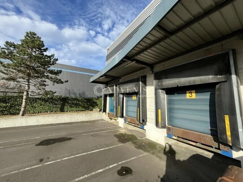 Light Industrial in Lisses to rent - Building Photo - Image 3 of 12