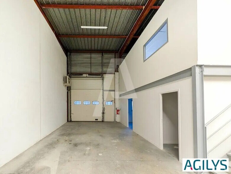 Light Industrial in Lisses to rent - Interior Photo - Image 2 of 12
