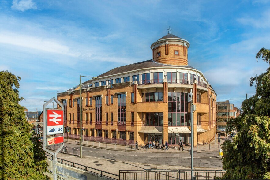 1 Walnut Tree Clos, Guildford to rent - Building Photo - Image 1 of 10