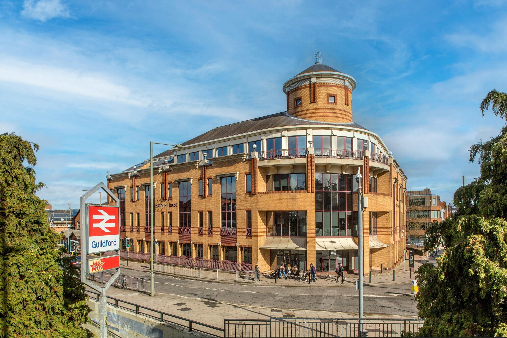 1 Walnut Tree Clos, Guildford to rent Building Photo- Image 1 of 11