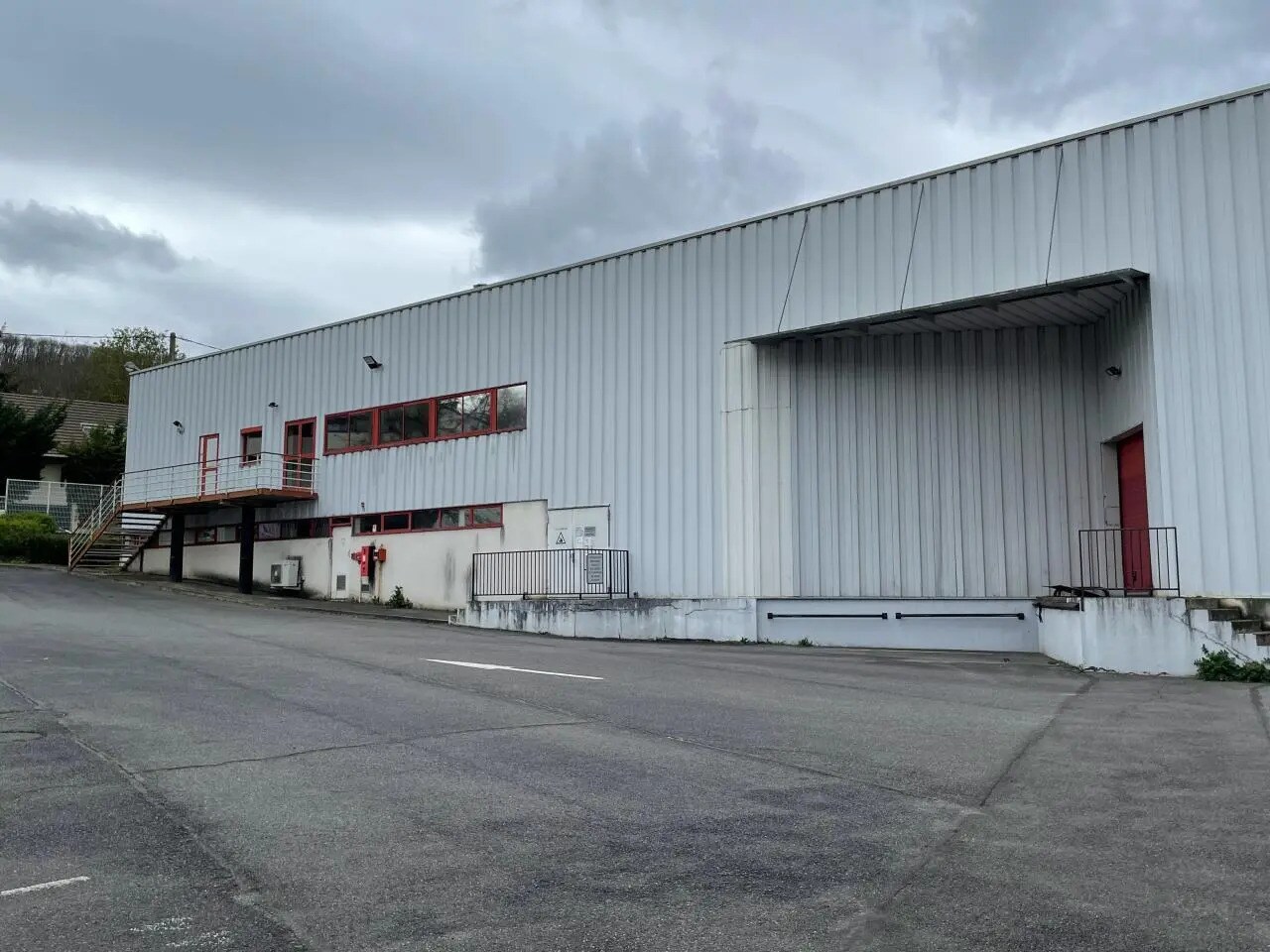 Light Industrial in Franconville to rent Building Photo- Image 1 of 10