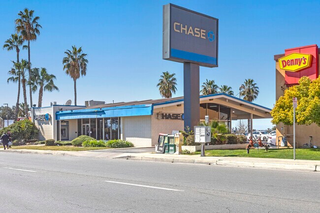 More details for 2680 Mount Vernon Ave, Bakersfield, CA - Retail to Rent