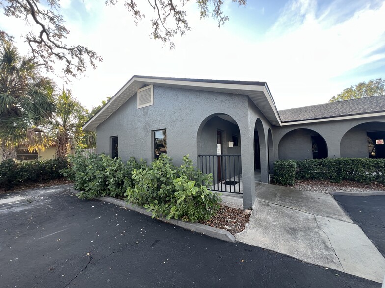 11520 Oakhurst Rd, Largo, FL for rent - Building Photo - Image 1 of 20