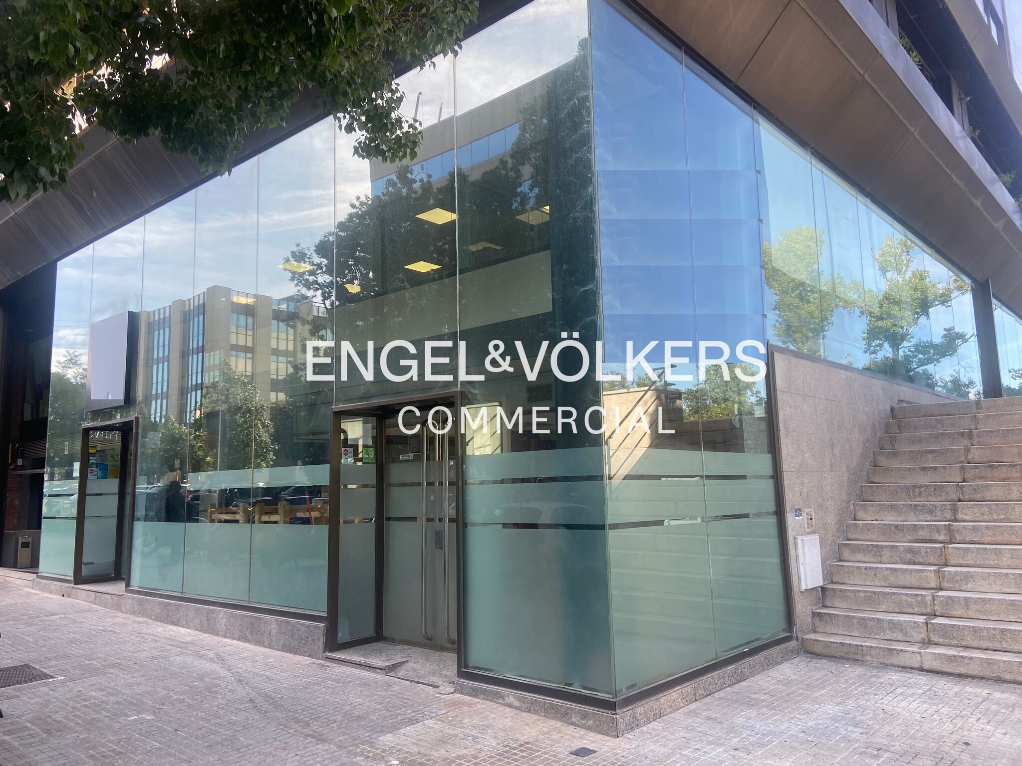 Retail in Sant Just Desvern, Barcelona to rent Interior Photo- Image 1 of 17