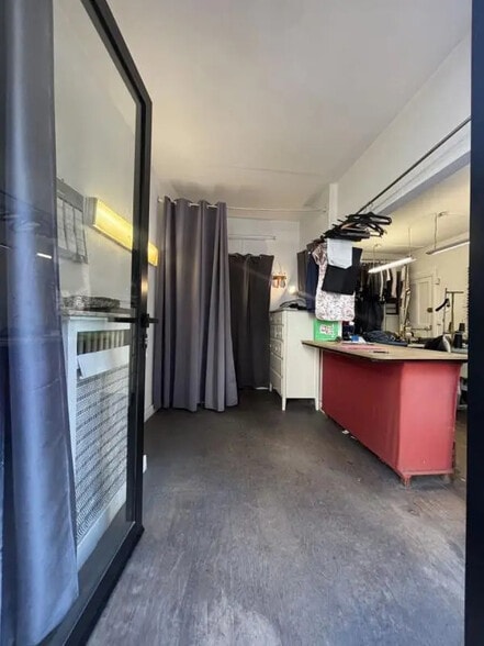 Retail in Paris for sale - Interior Photo - Image 2 of 7