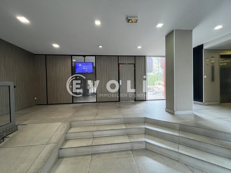 Office in Maisons Alfort to rent - Lobby - Image 1 of 15